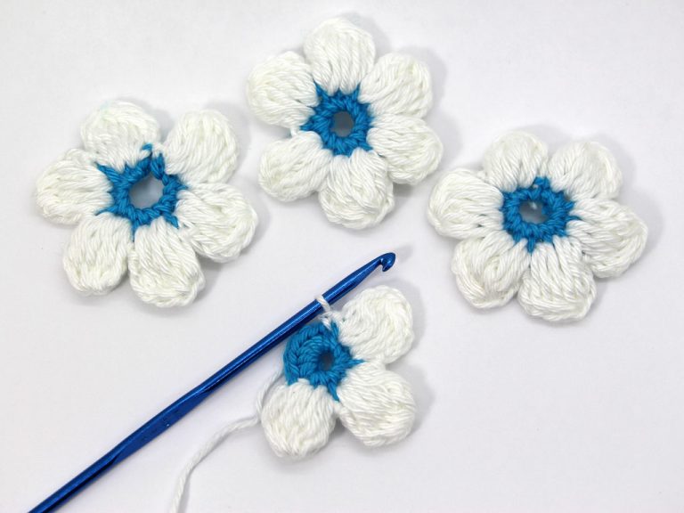 Fleurs blanches et bleues faite au crochet
